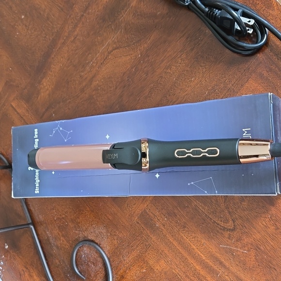 Weeyum Dual voltage 2 in 1 straightener-curling iron NWOT - Picture 1 of 6